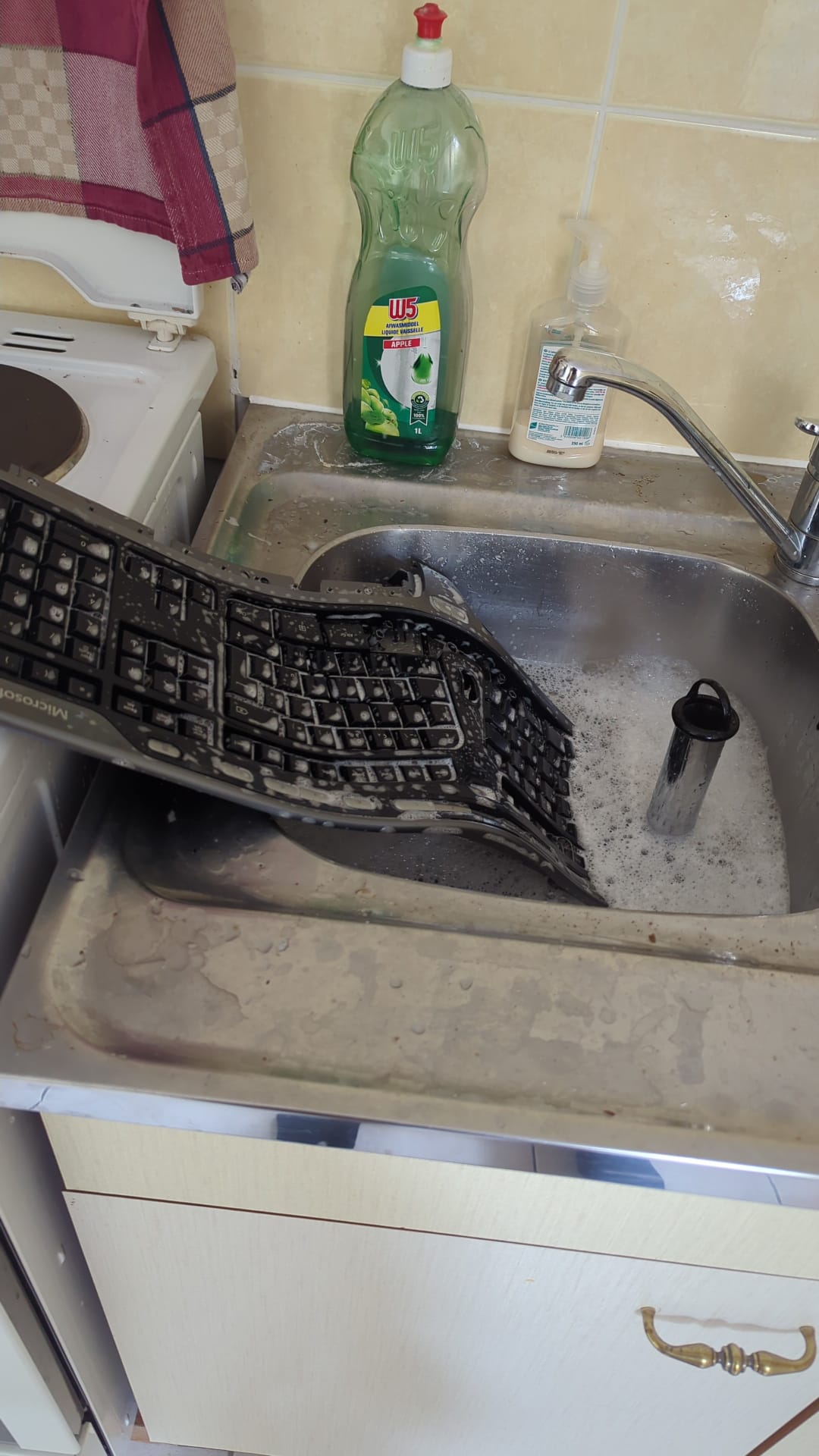 Vous voulez bien regarder ailleur pendant qu’il prend son bain? Bande de pervers!
